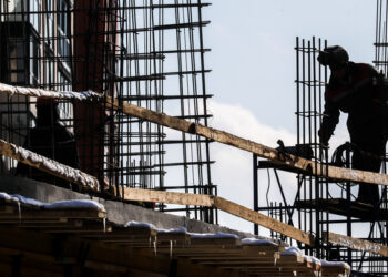 Ошто курулуп жаткан көп кабаттуу үйдөн 28 жаштагы жигит кулап, көз жумду