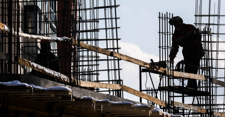 Ошто курулуп жаткан көп кабаттуу үйдөн 28 жаштагы жигит кулап, көз жумду