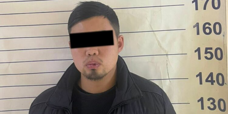 Бишкекте көчөдө милиция кызматкери экенин айткан жаран акча талап кылган