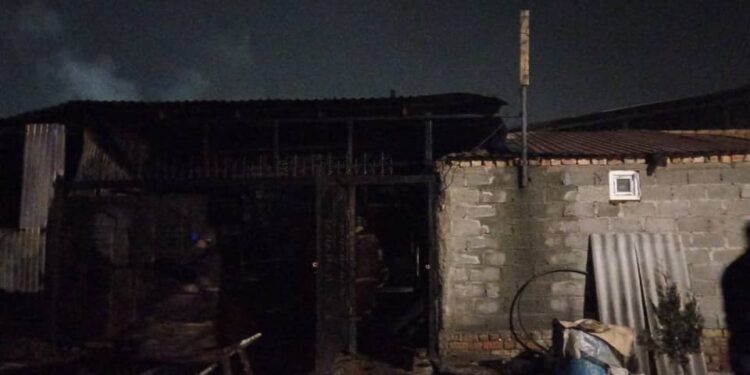 «2 кызыбыз менен барарга жерибиз жок» дейт үйү өрттөнүп кеткен келин (видео)