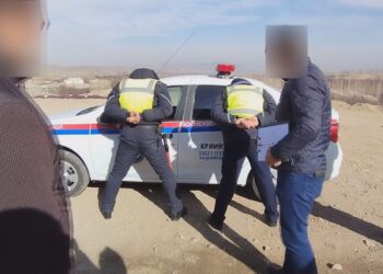 Баткенде пара алып жаткан жол тескөөчүлөр кармалды (видео)