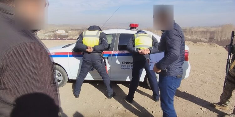 Баткенде пара алып жаткан жол тескөөчүлөр кармалды (видео)