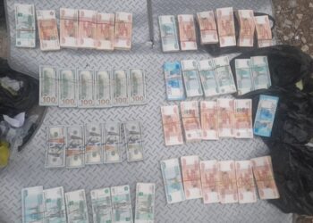 Баткенде жарандан пачкалаган рубль менен долларлар табылды (видео)