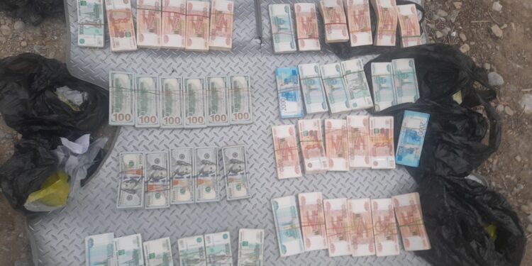 Баткенде жарандан пачкалаган рубль менен долларлар табылды (видео)