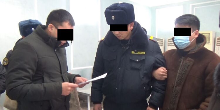 Таласта милиция кызматкери пара алып жаткан жеринен кармалды (видео)