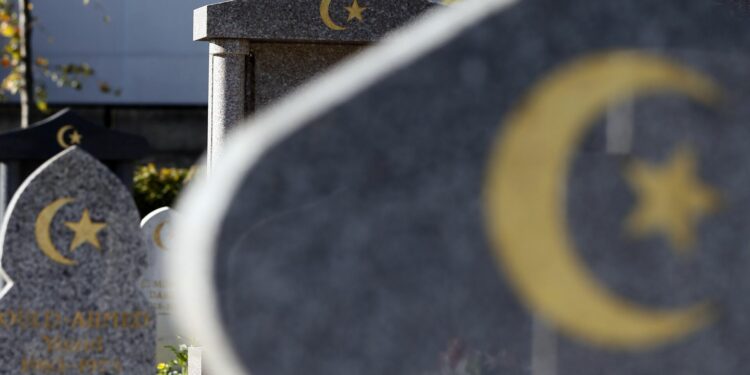 “Маркумду узатуу жана сөөгүн жайга коюу иши жөнүндө” мыйзамга кол коюлду