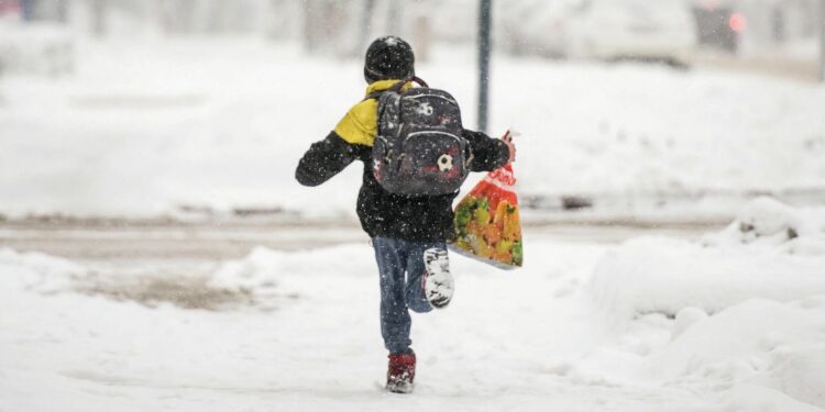 Бишкектеги мектептерде суукка байланыштуу сабактын убактысы кыскартылышы мүмкүн