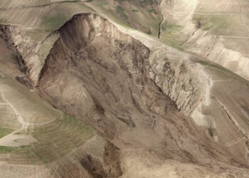 Түркиядагы алтын казган кенде жер көчкү жүрдү (видео)