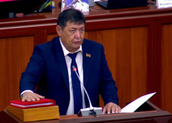 Депутат Абдыбахаб Боронбаев мандатын тапшыруу үчүн арыз жазды