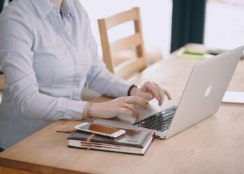 Министрлик: «1-сентябрга чейин мугалимдердин бардыгы ноутбук менен камсыздалат»