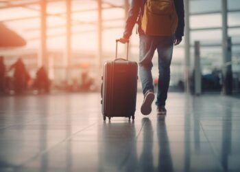 Орусияда учактагы рейске кечигип барган адам авиакассанын айнегин талкалап салды (видео)