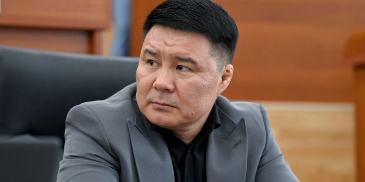 Депутат Тазабек Икрамов өлкөдөн чыгып кеткен Айбек Осмонов тууралуу пикирин билдирди