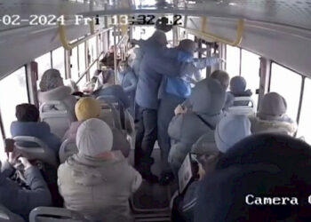 Бишкектеги автобуста контролерго кол көтөрүү болду (видео)