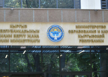 «Түптө мектеп директору кечигип келип, андан кийин телефон карап отурган окуучуга кол көтөргөн». Министрлик маалымат берди