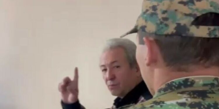 Сот Адахан Мадумаровду эмнеге сот залынан чыгарып жиберди? Жактоочунун жообу