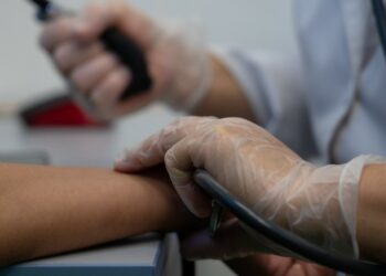 Улуттук госпиталда кош бойлуу медайым сабалды. Милиция эмне дейт?