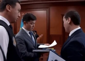 Казакстанда жыйын учурунда аткаминерди кармап кетишти (видео)