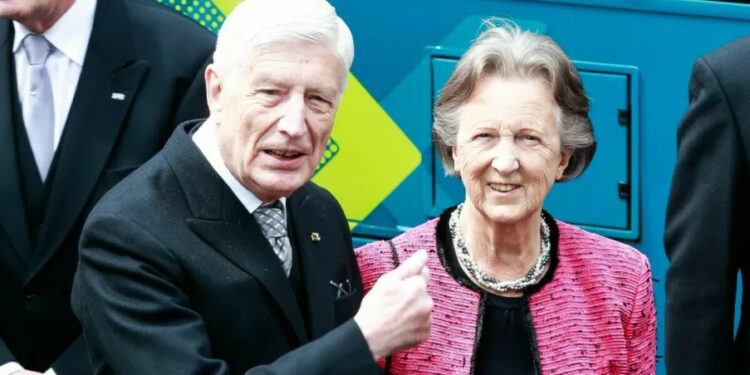 Нидерланддардын экс-премьери жубайы менен эвтаназия кылдырып, көз жумушту