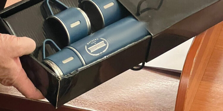 Депутат айымдар 23-февралга карата кесиптештерине эмне белек беришти?