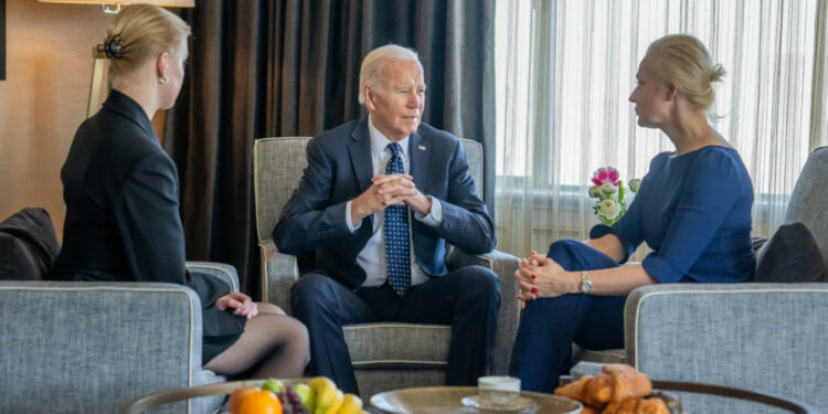 Байден Навальныйдын жубайы жана кызы менен жолугушту