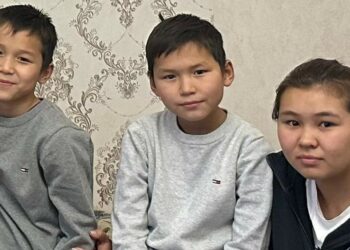 Бишкекте 12 жаштагы эгиздер бир тууган эжеси менен дайынсыз болуп жатышат