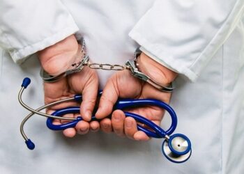 Ысык-Көлдө 18 жаштагы кыздын өлүмүнөн кийин 3 дарыгер кармалды. Окуянын чоо-жайы