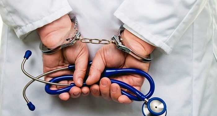 Ысык-Көлдө 18 жаштагы кыздын өлүмүнөн кийин 3 дарыгер кармалды. Окуянын чоо-жайы