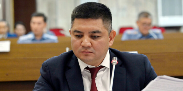 Бүгүн Эмил Жамгырчиевдин депутаттык мандатын алуу маселеси каралат