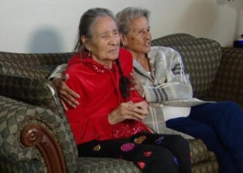 «Акыркы жолу 9 жашында көрүшкөн». АКШда 90 жаштагы эгиздер 81 жылдан кийин жолугушту