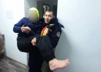 Бостериде жайлоого барган 4 өспүрүм тоодон түшө албай калган. Алар куткарылды