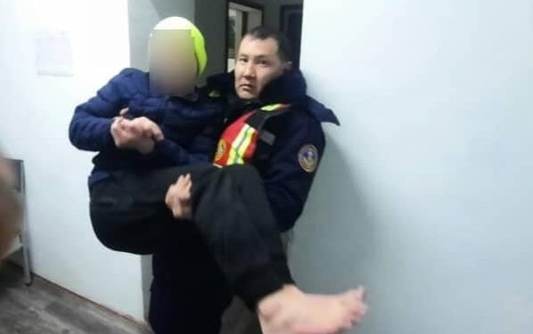 Бостериде жайлоого барган 4 өспүрүм тоодон түшө албай калган. Алар куткарылды