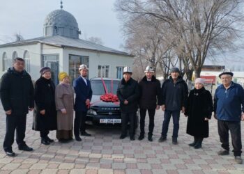 Жети-Өгүздөгү айылдын имамына айыл жаштары унаа белек кылышты