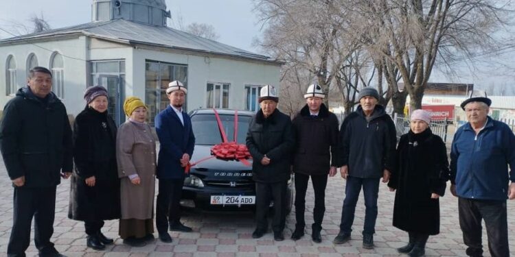 Жети-Өгүздөгү айылдын имамына айыл жаштары унаа белек кылышты