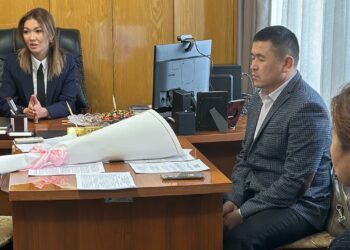 Депутаттын демилгеси менен 11 милиция кызматкери үйлүү болду (сүрөт)