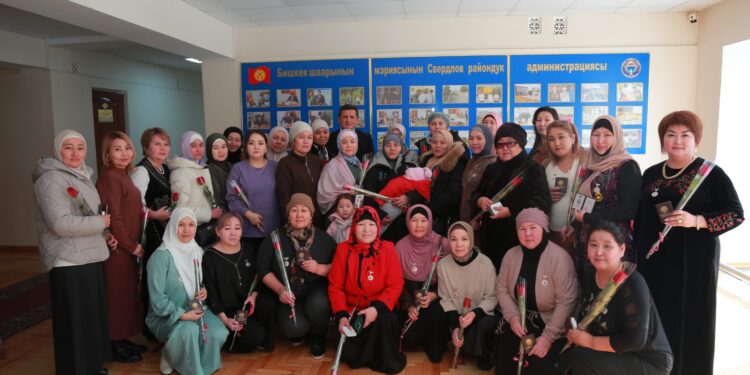 Бишкектеги көп балалуу энелерге «Баатыр эне» ордени тапшырылды (сүрөт)