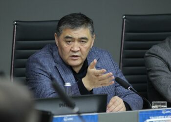 Ташиев Кыргыз футболдук союзунун кеңсесинде жаңы курам менен жолугушуу өткөрдү