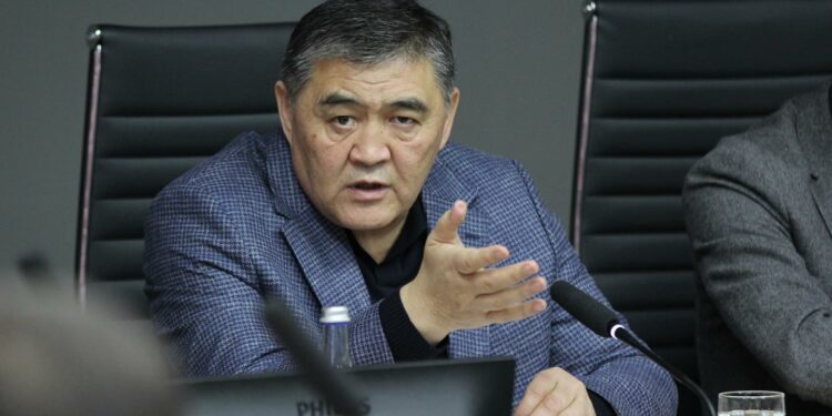 Ташиев Кыргыз футболдук союзунун кеңсесинде жаңы курам менен жолугушуу өткөрдү