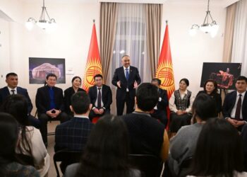 Мажарстанга расмий иш сапар: Шакиев Кыргызстандын элчилигине барды