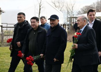 Нурланбек Шакиев Мажарстанда Саякбай Каралаевдин айкелине гүл койду (сүрөт)