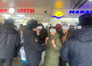 Орусияда кароосуз калган 5 кыргыз өспүрүм Бишкекке жеткирилди