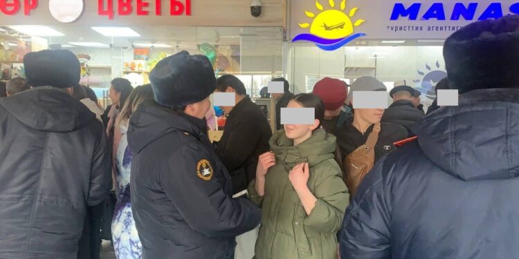 Орусияда кароосуз калган 5 кыргыз өспүрүм Бишкекке жеткирилди