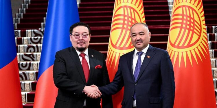 «Монгол эли Ысык-Көлдү көрүүгө кызыкдар». Шакиев Монголиянын спикери менен жолукту