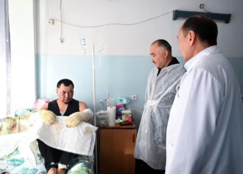 Төрага Нурланбек Шакиев Бишкек ЖЭБдеги авариядан жабыркагандарга барды (видео)