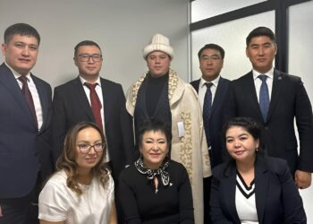 Депутаттык мандатынан кол жууган Фарходбек Алимжановду чепкен жаап, калпак кийгизип узатышты