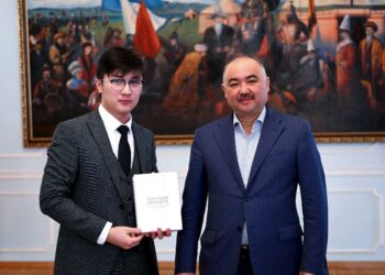 Нурланбек Шакиев Казакстандагы олимпиадада жеңишке жеткен окуучуларды кабыл алды