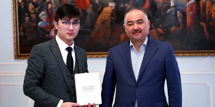 Нурланбек Шакиев Казакстандагы олимпиадада жеңишке жеткен окуучуларды кабыл алды