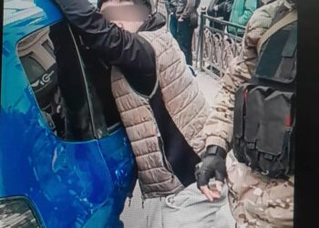 Ошто тургунду коркутуп, 2 миң доллар талап кылган 2 шектүү кармалды