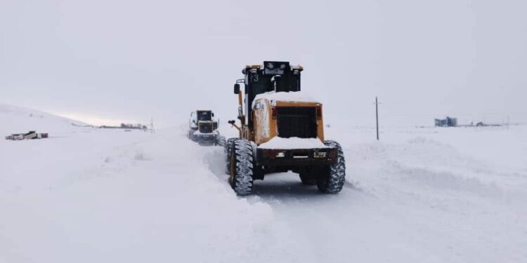 Каракол-Эңилчек жолунда кар көчкү түшүп, жол жабылды