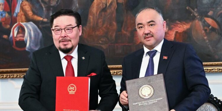 Жогорку Кеңеш менен Улуу Мамлекеттик Хуралдын төрагалары меморандумга кол коюшту