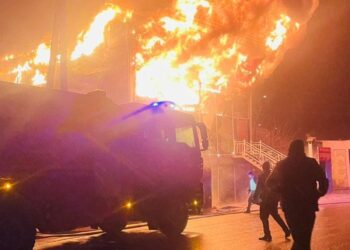 Түндө Лейлекте 3 кабаттуу соода борбор өрттөндү (сүрөт)